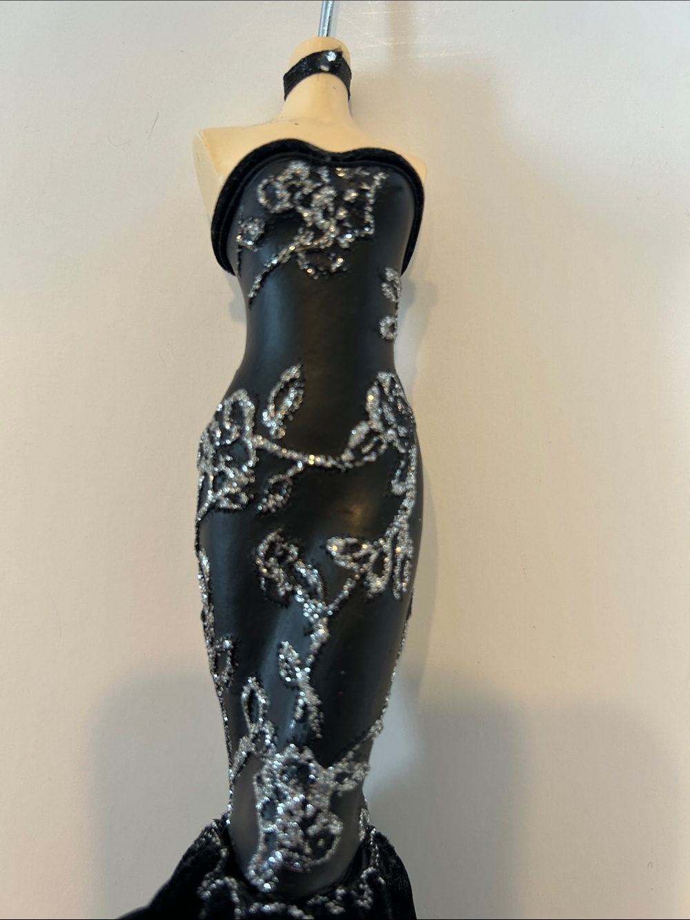 Mannequin Jewelry Holder in Black with Silver Accents - Picture 4 of 4